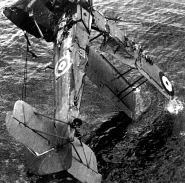 Торпедоносец «Свордфиш» капитан-лейтенанта Уильямсона, который был сбит зенитной артиллерией линкора «Конте ди Кавур»